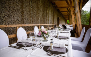 Gästetafel eingedeckt vor Beginn der Veranstaltung