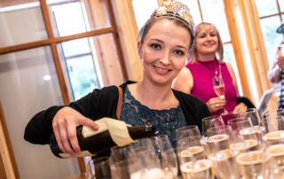 Die Weinprinzessin Katharina bereitet den Sektempfang vor