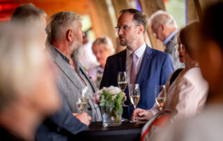 Gäste beim Sektempfang