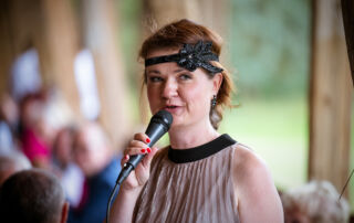 Kurdirektorin Melanie Kornhaas begrüßt die Gäste