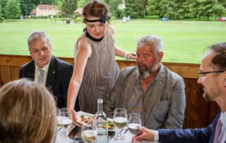 Dir Kurdirektorin serviert den Hauptgang