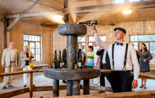 Die Weinzerstäubung startet. Niklas füllt Wein in den Zerstäuberbrunnen.