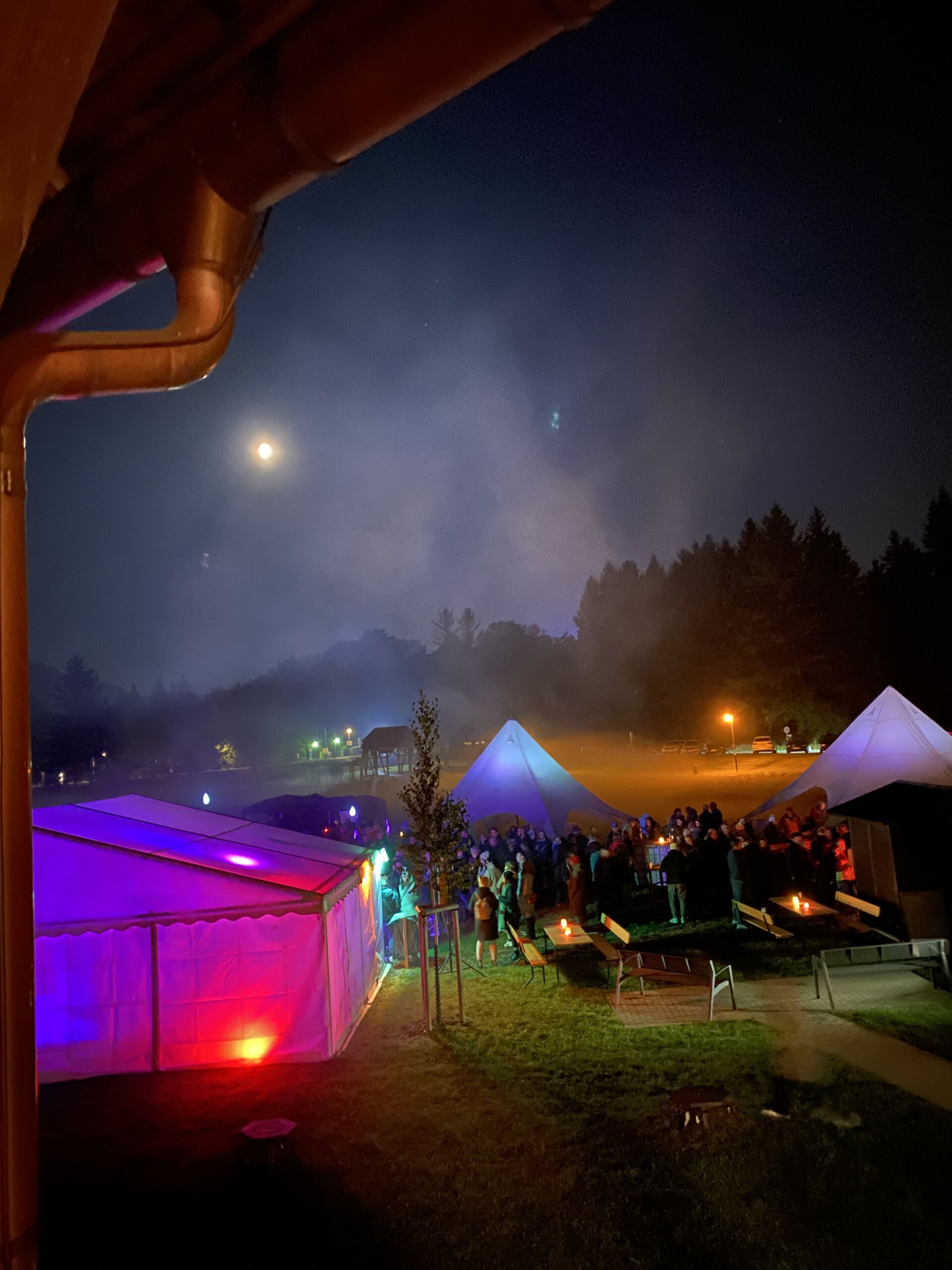 Wandelgang Gradierwerk Louise mit Stehtischen