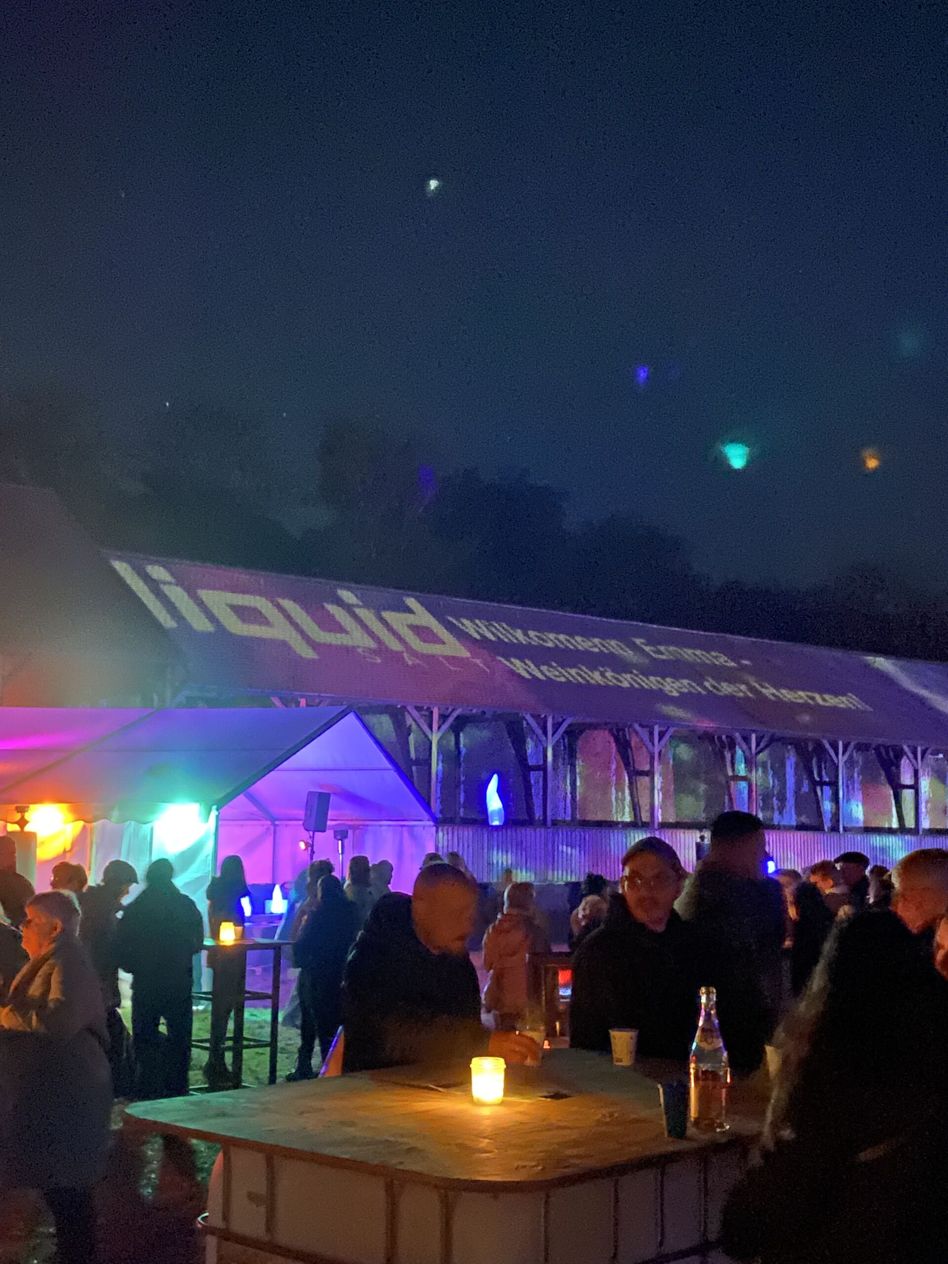 Gedeck an Gästetafel mit Platzteller, Speisekarte und Gastgeschenk (Sole-Tagetes-Likör)